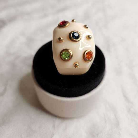 Chunky white Pop Art rhinestone ring - Picture 2 of 3